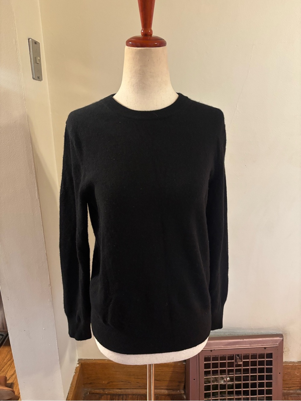 Quince Mongolian Cashmere Crewneck Sweater in Black, size large - Picture 3 of 6